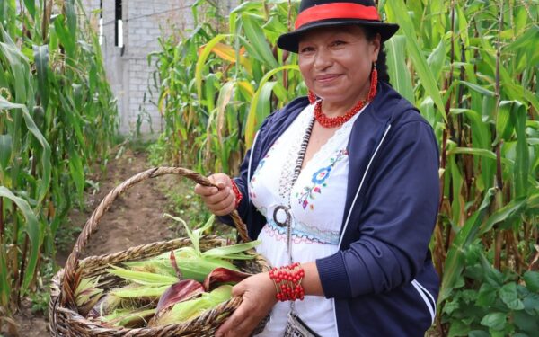 Community members take part in an activity linked to the Pakakuna and Independent Traders of Pifo initiative in Ecuador. The image highlights local traditions, cultural knowledge and community participation as part of an eco-tourism initiative that supports sustainable livelihoods and local development.