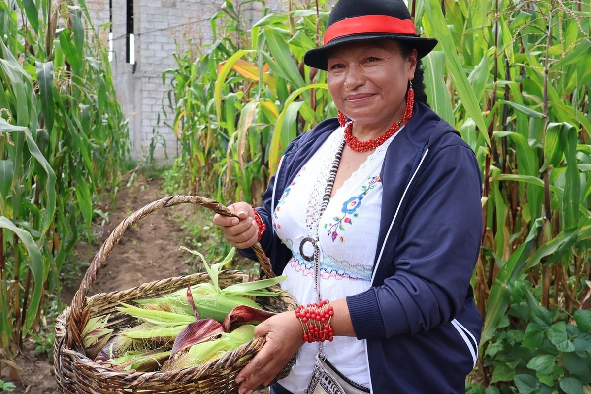 Community members take part in an activity linked to the Pakakuna and Independent Traders of Pifo initiative in Ecuador. The image highlights local traditions, cultural knowledge and community participation as part of an eco-tourism initiative that supports sustainable livelihoods and local development.